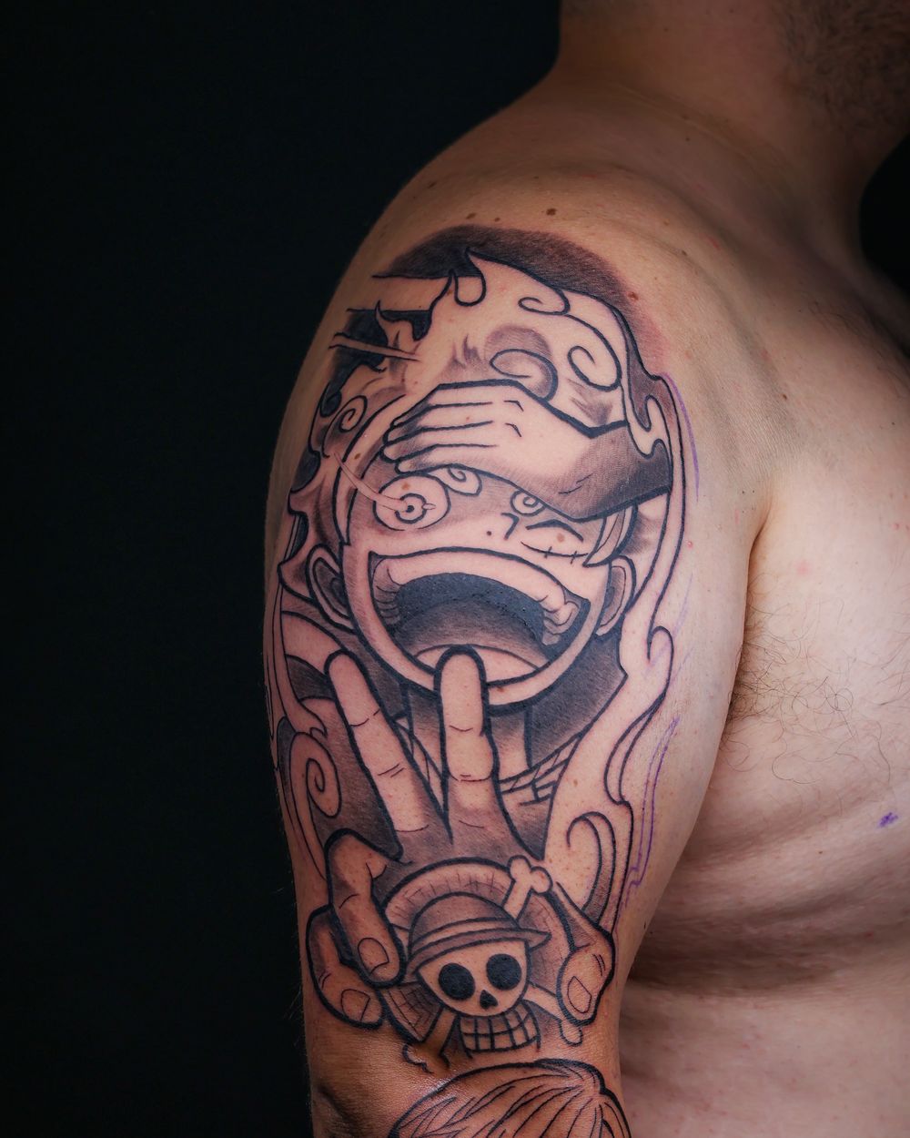 Proyecto anime en el hombro y el brazo