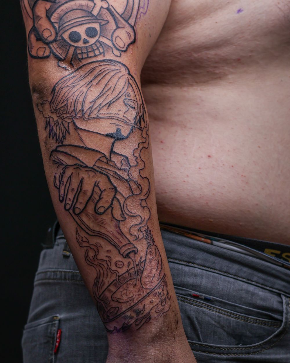Manga de temática anime en el brazo
